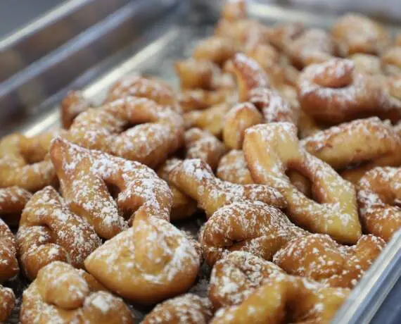 Beignet de carnaval avec du sucre glace