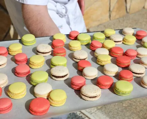Photo de macarons colorés.